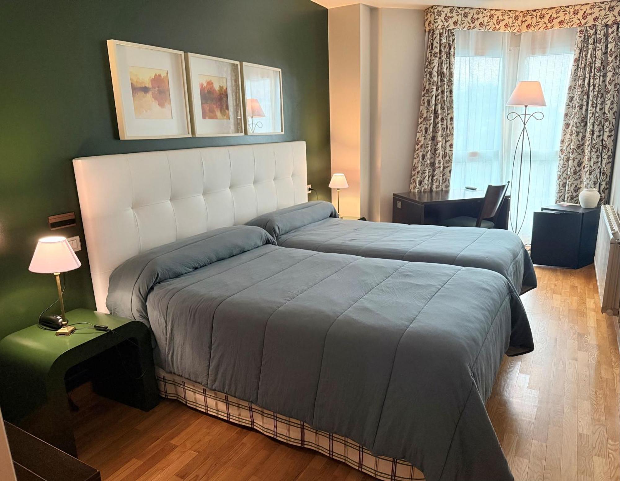 Hotel Bouza รีบาเดโอ ภายนอก รูปภาพ